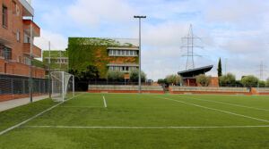 Campo de fútbol 7 y edificio sección 1