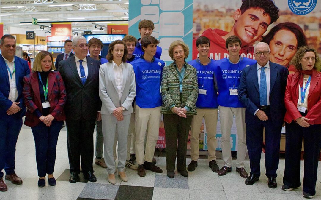 La Reina Sofía inauguró la Gran Recogida de Alimentos en uno de los 60 supermercados que atendían los voluntarios de Retamar